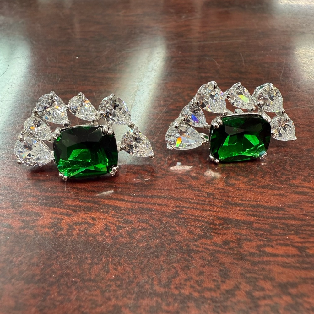 Silver 925 earrings with a beautiful green and white cubic zirconia